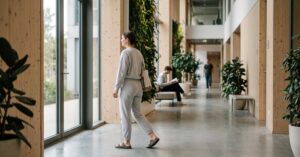 Espace bien-être aménagé chez soi avec décoration naturelle et atmosphère apaisante